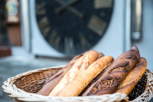 Lang broodbrood in rieten mand