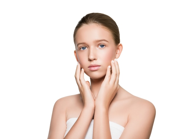 Lang glad haar schone huid meisje gezonde huidverzorging natuurlijke make-up vrouwelijke portret geïsoleerd op wit. Studio opname.