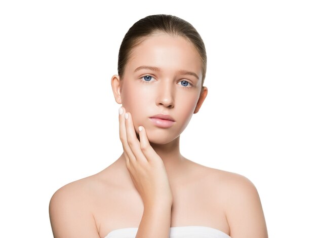 Lang glad haar schone huid meisje gezonde huidverzorging natuurlijke make-up vrouwelijke portret geïsoleerd op wit. Studio opname.