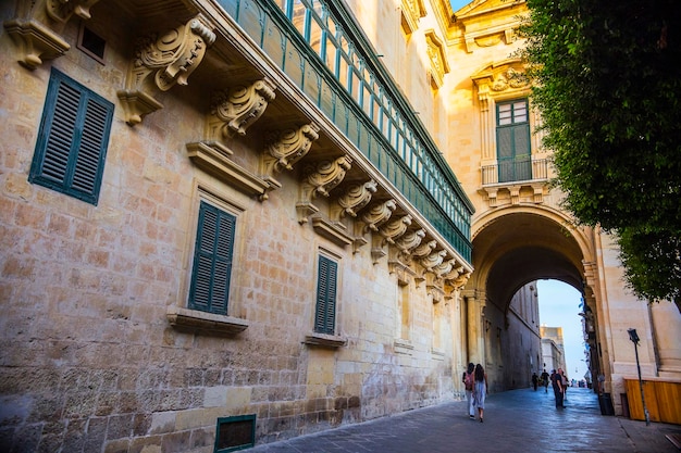 Lang groen houten balkon op de gevel van het Grand Masters Palace in Valletta, Malta