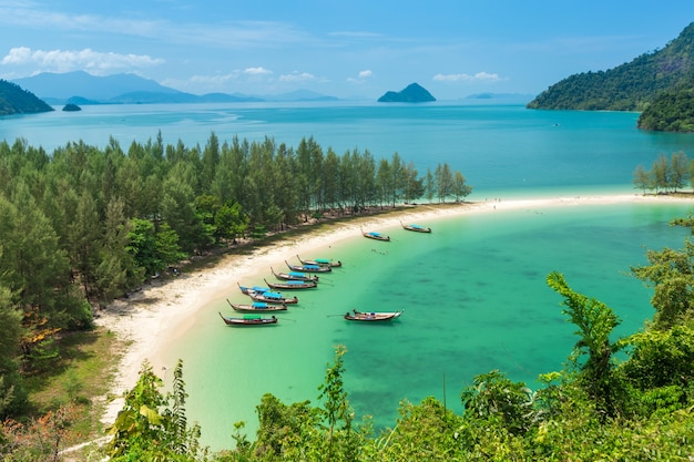 Lang-staartboot bij Kham-Tok Eiland, Overzees Ranong, Thailand