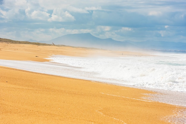 Lang zand Atlantisch strand met oceaangolven