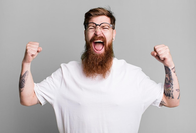 Lange baard en rood haar coole man met een eenvoudig shirt en een kopieerruimte