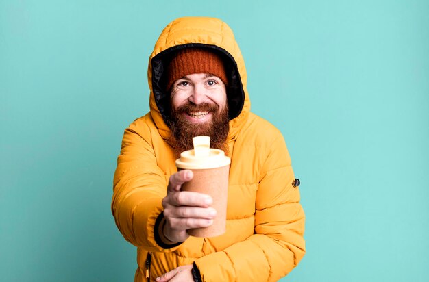 Foto lange baard en rood haar coole man met hoed en jas koud en winter concept