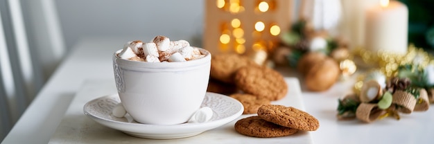 Lange banner gezellige winterse scène kerstvakantie achtergrond met kop warme chocolademelk marshmallow