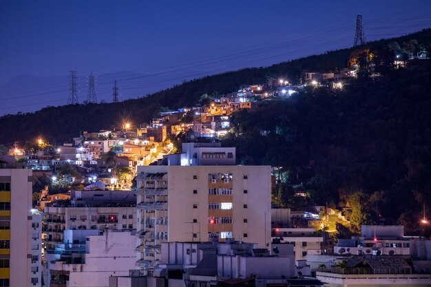 Lange belichting stedelijke nachtfotografie met gebouwen en lichten in rio de janeiro brazilië