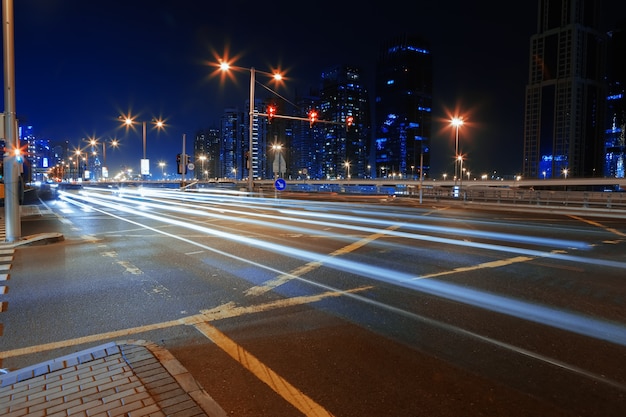 Lange blootstelling van bewegende auto's op nachtweg in dubai