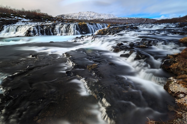 Foto lange blootstelling van bruarfoss-waterval in de winter