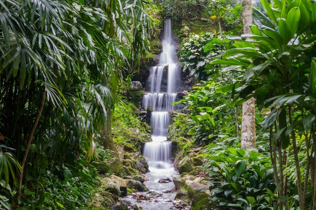 Lange blootstellingsval van een waterval in Rio de Janeiro, Brazilië.