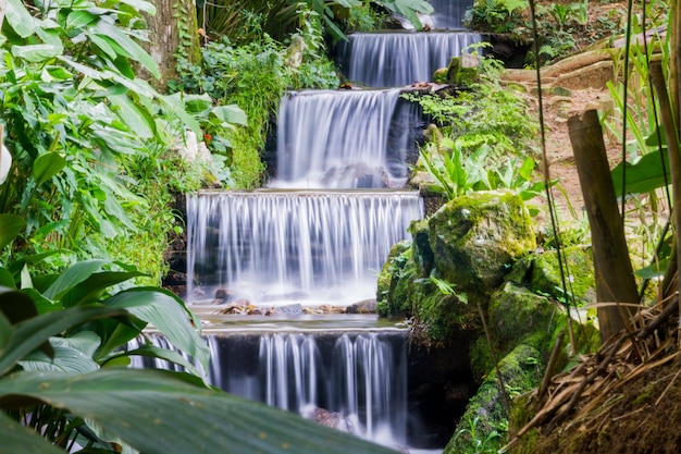 Lange blootstellingsval van een waterval in Rio de Janeiro, Brazilië.