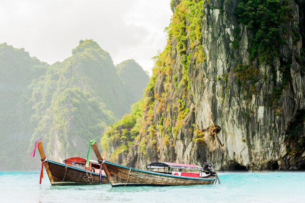 lange boot en rotsen op railay strand in Thailand