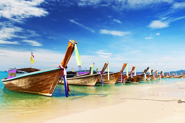 Lange boot en tropisch strand, Andaman Zee, Thailand