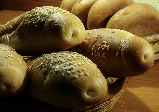 Lange broodjes met sesamzaadjes in een rieten broodmand close-up stock foto