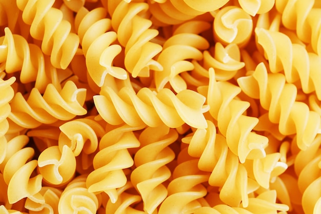 Lange, dikke, kurkentrekker-vormige pastaschroef.