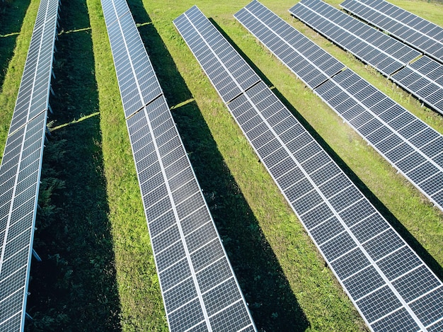 Lange energie zonnepanelen bovenaanzicht. Uitzicht van bovenaf op enorme zonnepanelen in het veld. Energieconcept