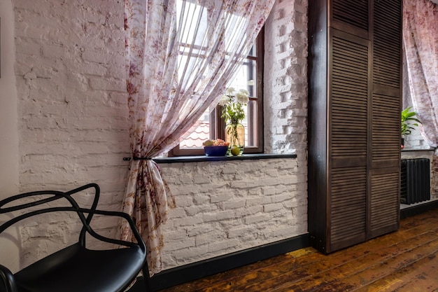 Lange gang in het interieur van de inkomhal van moderne appartementen met deuren in het loft-interieur