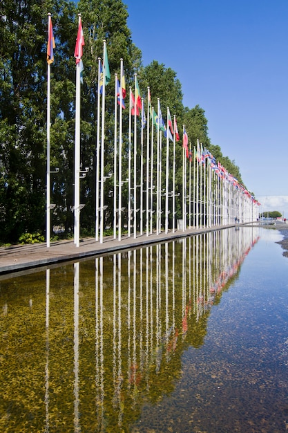 Lange laan van vlaggen uit verschillende landen van de wereld