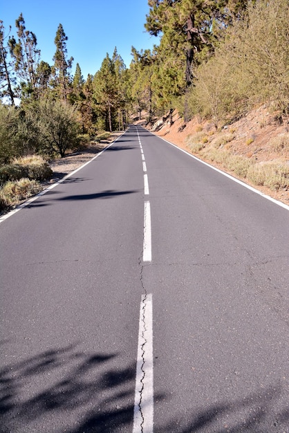 Lange lege woestijnasfaltweg in Tenerife, Canarische Eilanden, Spanje