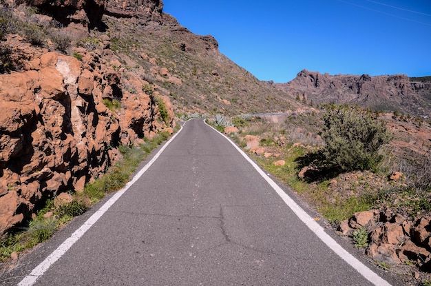 Lange lege woestijnasfaltweg op de Canarische Eilanden, Spanje