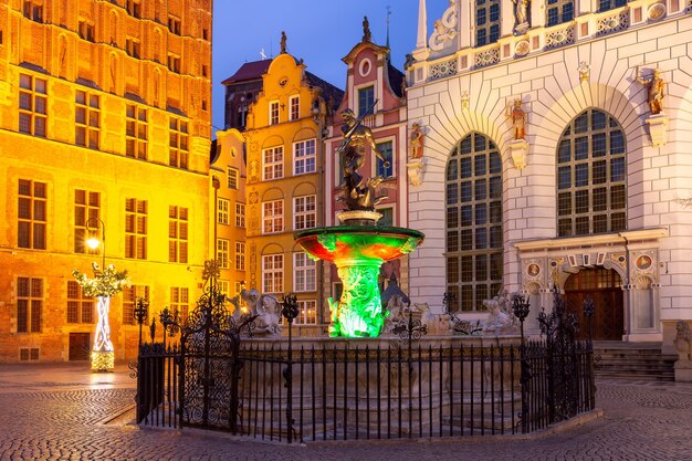 Lange marktstraat met fontein van Neptunus 's nachts in de oude binnenstad van Gdansk, Polen