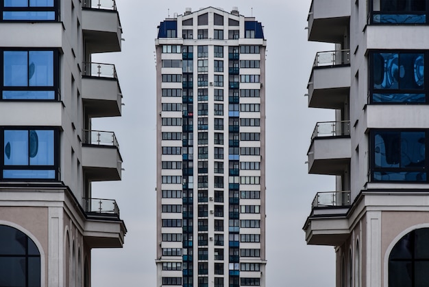 Lange moderne huistoren in de boog