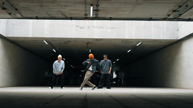 Foto lange opname van een hipstergroep die samen dansen terwijl ze een bboy-dans uitvoeren.