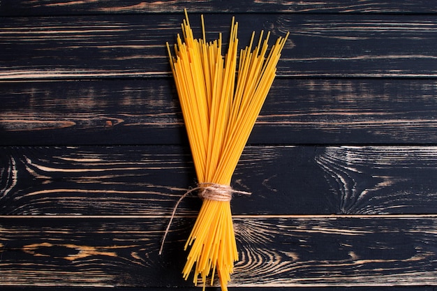 Lange pasta op een donkere houten achtergrond leuk