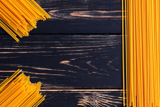 Lange pasta op een donkere houten achtergrond leuk
