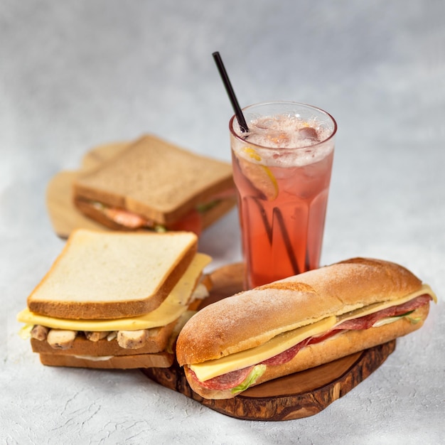 Foto lange sandwich met ham kaas tomaten rode ui en sla met rode cocktail