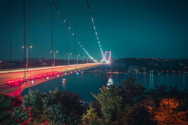 Lange sluitertijd Bosporus-brug met trendy kleuren