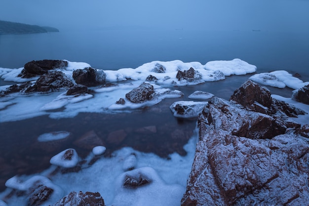 Lange sluitertijd van een winterse zee