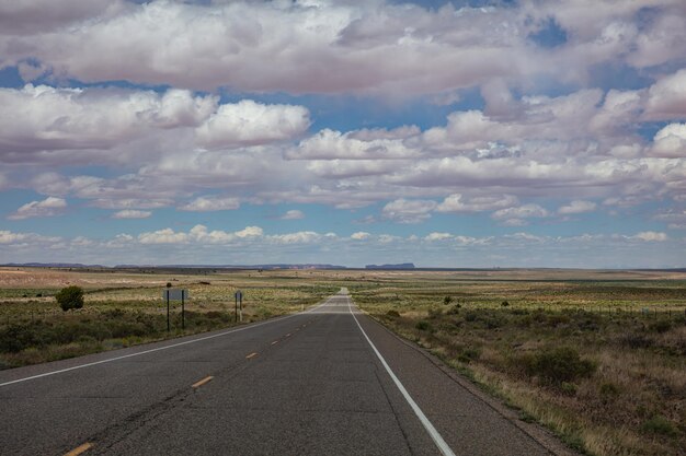 Lange snelweg bewolkte blauwe hemel Monument Valley Navajo natie ArizonaUtah USA