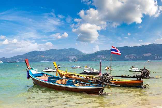 Lange staartboot op het strand van Patong op Phuket in Thailand