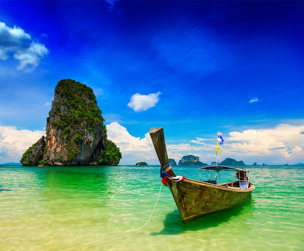 Lange staartboot op strand Thailand