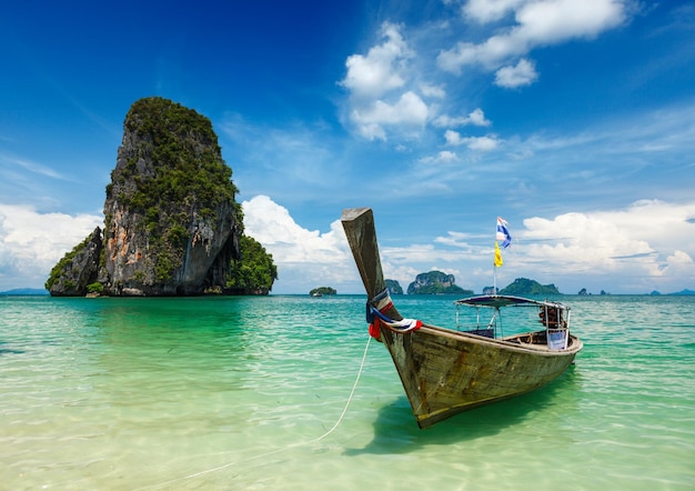 Lange staartboot op strand Thailand