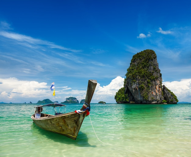 Lange staartboot op strand, thailand