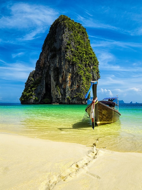 Lange staartboot op strand Thailand