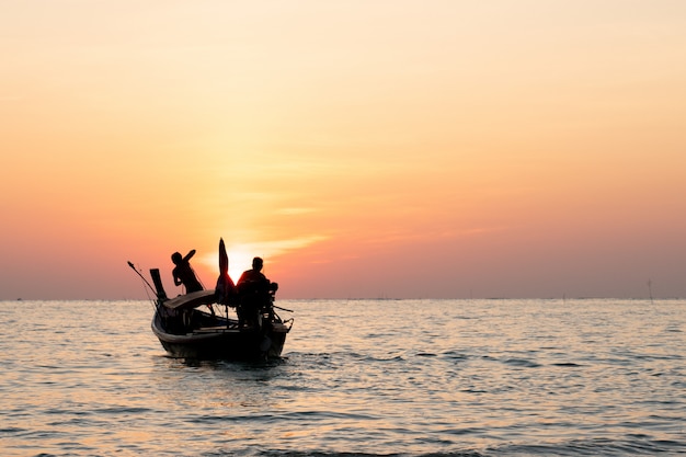 Lange staartboten bij het mooie strand, Thailand