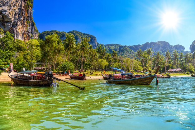 Lange staartboten op tropisch strand met palmen Tonsai Bay Railay