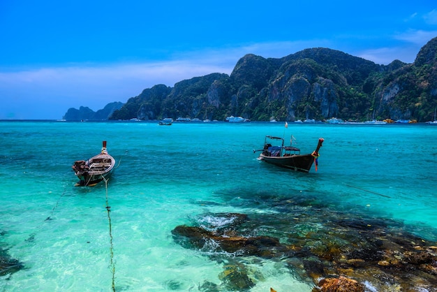 Lange staartboten op tropisch strand Phi Phi Don-eiland Andaman s