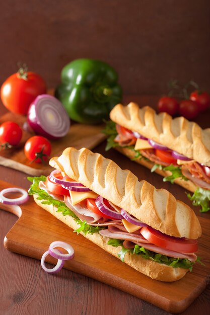 Lange stokbrood sandwich met ham kaas tomatensla