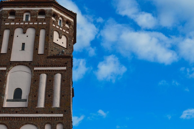 Lange torenspitsen en torens het dak van een oud oud middeleeuws barok kasteel een gotische renaissance