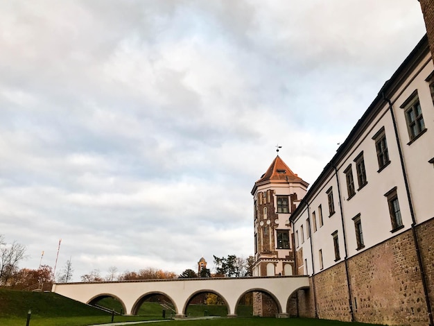 Lange torenspitsen en torens het dak van een oud oud middeleeuws barok kasteel een gotische renaissance