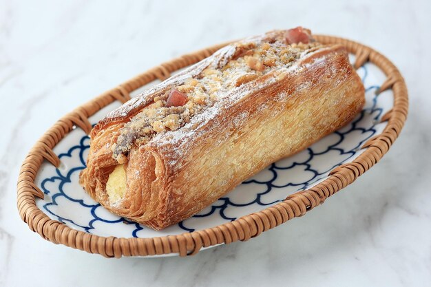 Foto lange vierkante croissant met amandel- en frambozen- en roomkaasvulling