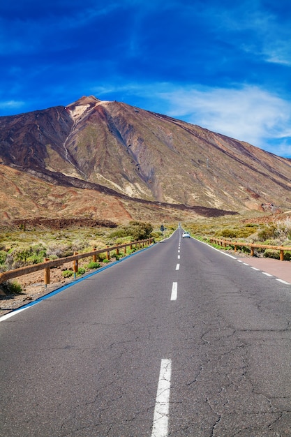 Lange weg naar de vulkaan Teide in de vallei van Nationaal Park in Tenerife, Canarische Eilanden, Spanje
