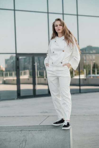 Foto langharige vrouw in een hoodie buitenshuis