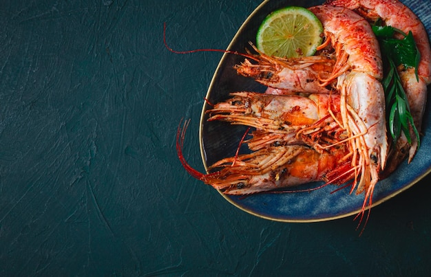 Foto langoustine australiane fresco congelato sul ghiaccio vista superiore lime e verdi