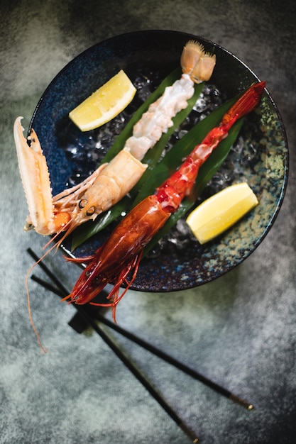 Langoustines op ijs met citroen. leuke presentatie van eten in het restaurant?