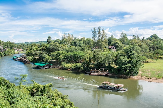 langstaartboot met drijvend huis in de rivier Kwai Sai Yok Yai waterval Kanchanaburi van Thailand