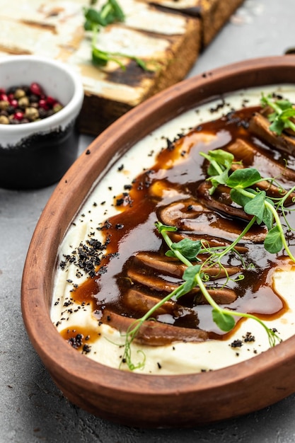 Langzaam gegaarde varkensstoofpot met champignons in romige saus geserveerd met peterselie Restaurant menu dieet kookboek recept bovenaanzicht